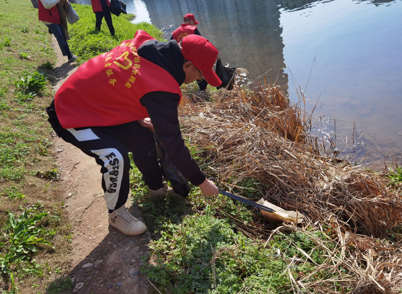 麻阳:保护母亲河 水利志愿者在行动
